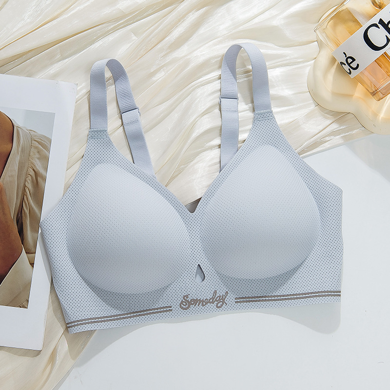 Plus-size безшевен сутиен с меки чаши за повдигане, анти-увисване, фиксирани чаши, комфортно оформяне; материя: найлон; подплата: Nylon/Nylon; съдържание на подплата: 50–70%; форма чаши: тънък формован; презрамки: фиксирани двойни; закопчаване: три реда ко