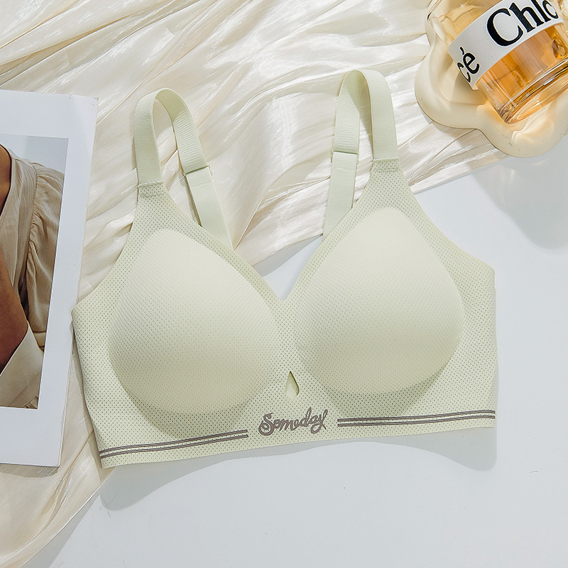 Plus-size безшевен сутиен с меки чаши за повдигане, анти-увисване, фиксирани чаши, комфортно оформяне; материя: найлон; подплата: Nylon/Nylon; съдържание на подплата: 50–70%; форма чаши: тънък формован; презрамки: фиксирани двойни; закопчаване: три реда ко