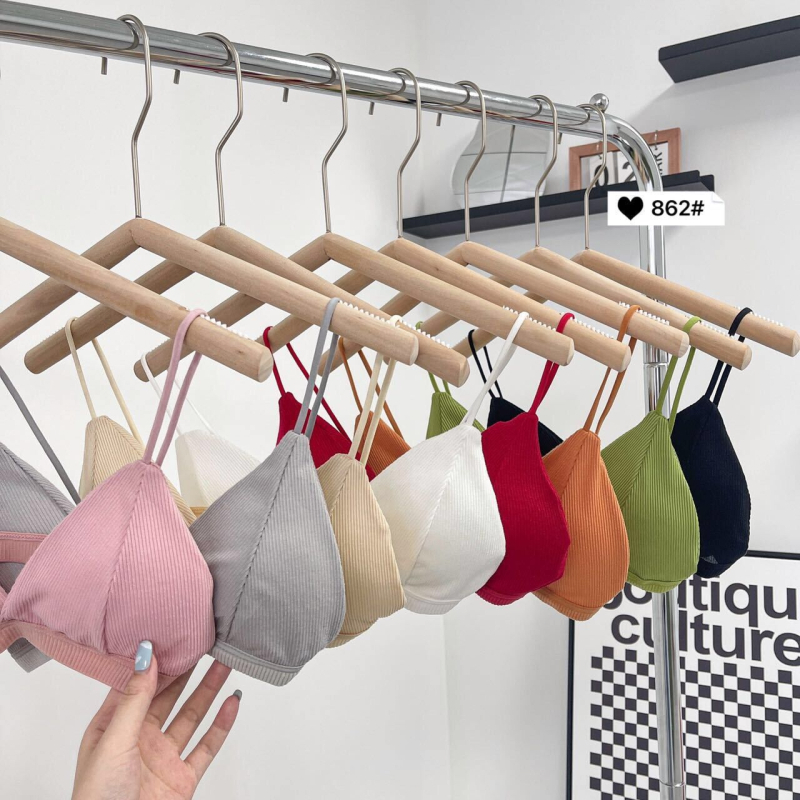 Beznarameničasti grudnjak s trokuta košaricama, tanke oblikovane košarice, prozračni Milk Silk materijal, 80–90% poliester