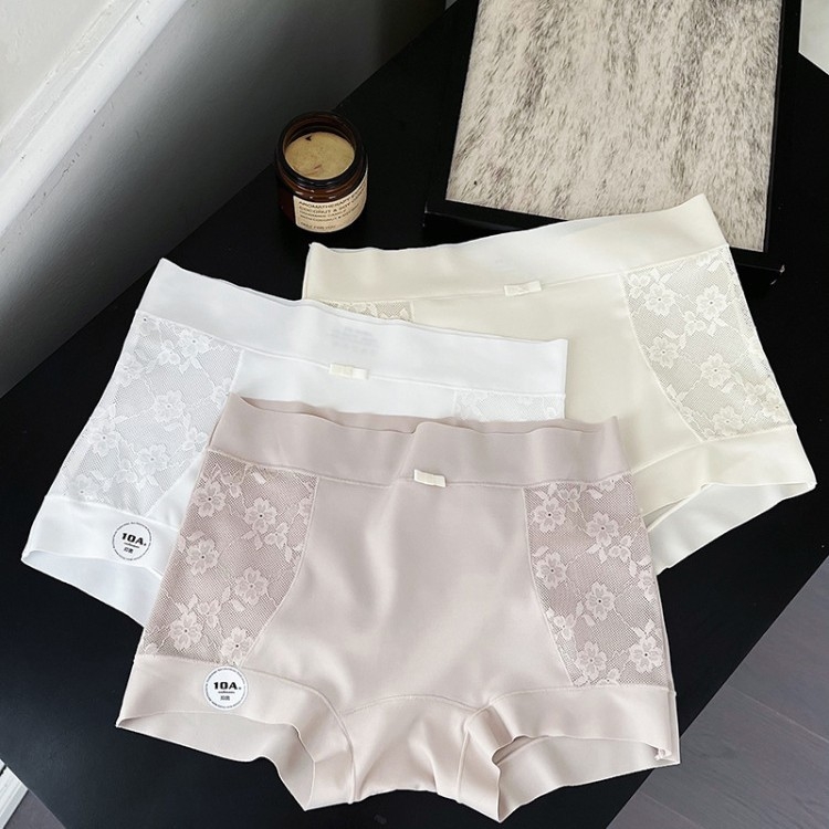 Ženske čipkaste bokserice sa srednjim strukom, prozračne i antibakterijske; Ice Silk tkanina, Nylon 70–80% glavni materijal, pamukova podstava prepona