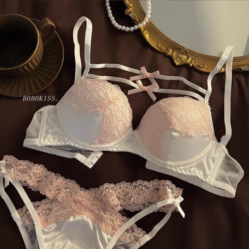 Комплект сутиени от нейлон, чашка 3/4 с тънки формиращи чашки, фиксирани презрамки, закопчаване отзад с три реда куки; дишащ, оформящ тялото, повдигащ.