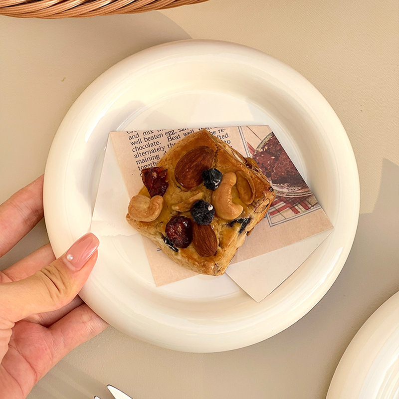 Porcelanski plitki tanjur, okrugli, moderan minimalistički stil, pogodna za mikrovalnu, za doručak i deserte
