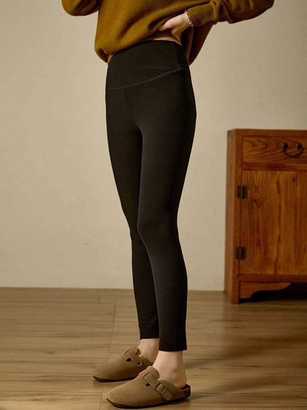 Slim-fit pencil hlače s visokim strukom, akrilni materijal, srednja debljina, zadržavaju toplinu, visoka elastičnost.