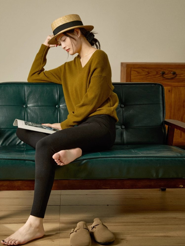 Slim-fit pencil hlače s visokim strukom, akrilni materijal, srednja debljina, zadržavaju toplinu, visoka elastičnost.