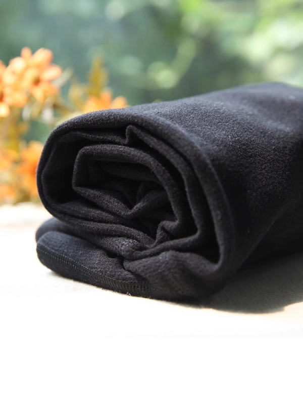 Slim-fit pencil hlače s visokim strukom, akrilni materijal, srednja debljina, zadržavaju toplinu, visoka elastičnost.