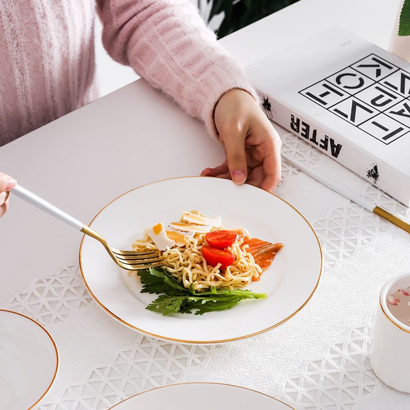 Porcelinasti kružni plitki tanjur za posluživanje sa zlatnim obrubom; jednofarban dizajn; mikrovalna sigurna; mogućnost ispisa logotipa.