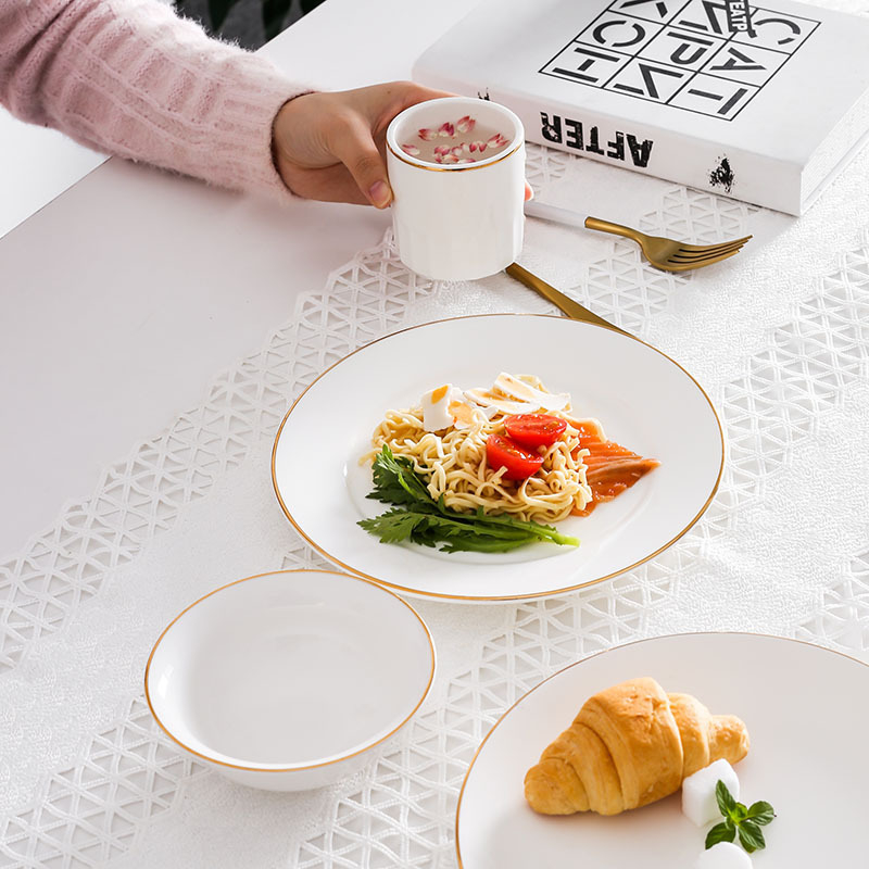 Porcelinasti kružni plitki tanjur za posluživanje sa zlatnim obrubom; jednofarban dizajn; mikrovalna sigurna; mogućnost ispisa logotipa.