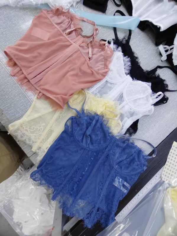 Top Naisen cu bretele, stil sling, croială slim, lungime scurtă 40–50 cm, imprimeu plante și flori