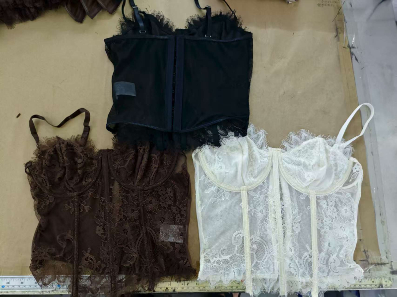 Top Naisen cu bretele, stil sling, croială slim, lungime scurtă 40–50 cm, imprimeu plante și flori