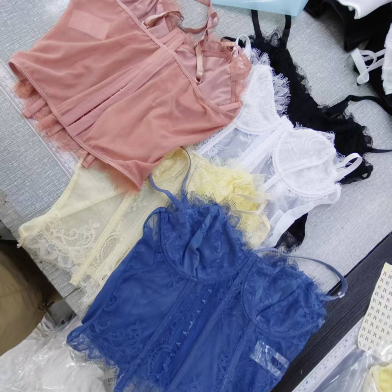 Top Naisen cu bretele, stil sling, croială slim, lungime scurtă 40–50 cm, imprimeu plante și flori