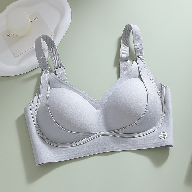 Сутиен от нейлонова материя, средно оформена чашка, фиксирани двойни презрамки, задни три реда закопчалки, повдигащ и регулиращ дизайн