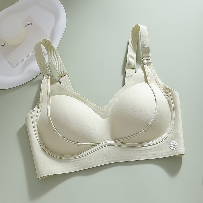 Сутиен от нейлонова материя, средно оформена чашка, фиксирани двойни презрамки, задни три реда закопчалки, повдигащ и регулиращ дизайн