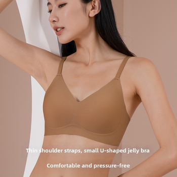 Νάιλον σουτιέν με πλήρεις κάψες από σφουγγάρι, χωρίς ραφές, σταθερά διπλά λουριά, πίσω κούμπωμα με τρεις σειρές