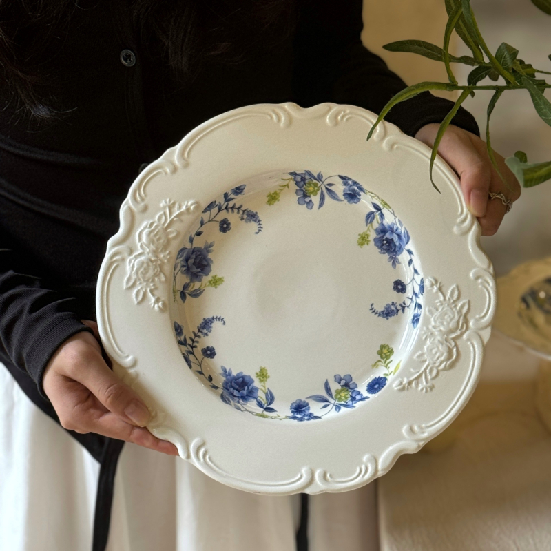 Keramički plosnati tanjur s reljefnim cvjetnim dizajnom, lagani luksuzni retro stil, mikrovalna sigurnost