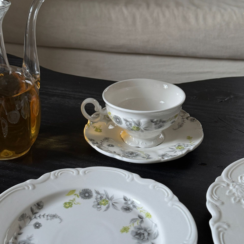 Keramički plosnati tanjur s reljefnim cvjetnim dizajnom, lagani luksuzni retro stil, mikrovalna sigurnost