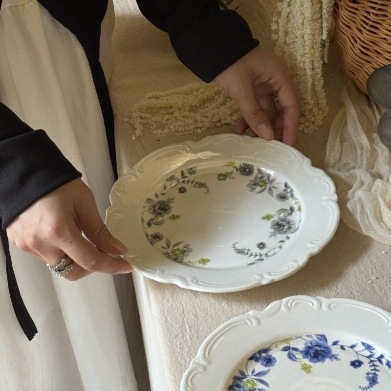 Keramički plosnati tanjur s reljefnim cvjetnim dizajnom, lagani luksuzni retro stil, mikrovalna sigurnost