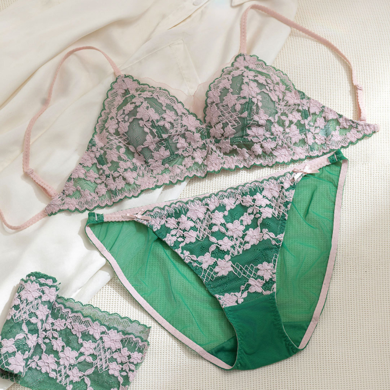 Mezgline trikampio formos liemenėlė su atvira nugara, ultra ploni formuoti puodeliai, be kablys, medvilnės įdėklas