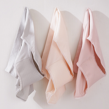 Žensko bezšivno donje rublje s srednjim strukom, prozračno i antibakterijsko; tkanina Nylon-Lycra, podstava prepona od mulberry svile