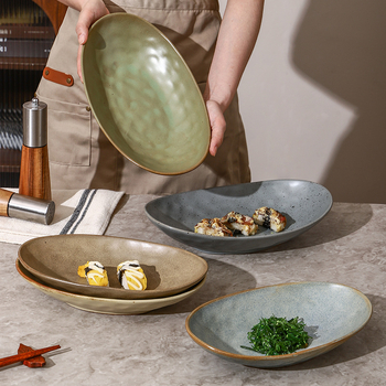 Ovalni porcelanski tanjur – nepravilnog oblika, japanski stil, podglazurna boja, mogućnost ispisa logotipa i prilagodbe.
