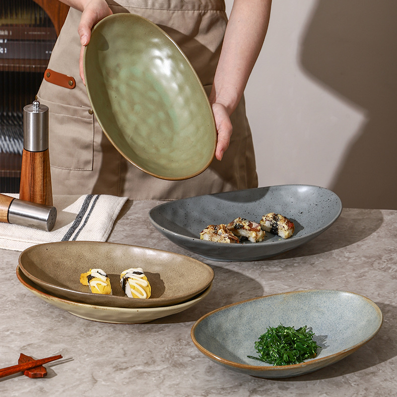 Ovalni porcelanski tanjur – nepravilnog oblika, japanski stil, podglazurna boja, mogućnost ispisa logotipa i prilagodbe.