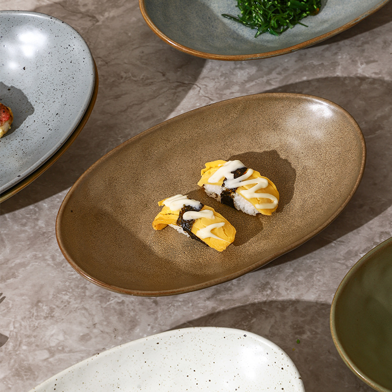 Ovalni porcelanski tanjur – nepravilnog oblika, japanski stil, podglazurna boja, mogućnost ispisa logotipa i prilagodbe.