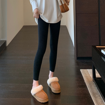 Női téli leggings fleece-béléssel, fenékemelő, szűk szabás, közepes vastagságú, egyszínű minta