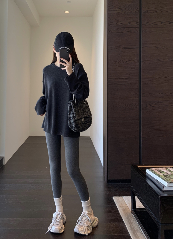 Női téli leggings fleece-béléssel, fenékemelő, szűk szabás, közepes vastagságú, egyszínű minta