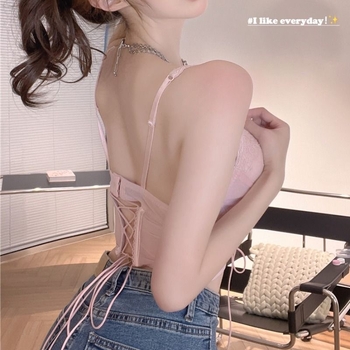 Дантелена камизол с рибена кост, средно оформени чашки, подвижни двойни презрамки, двойно гърбово закопчаване