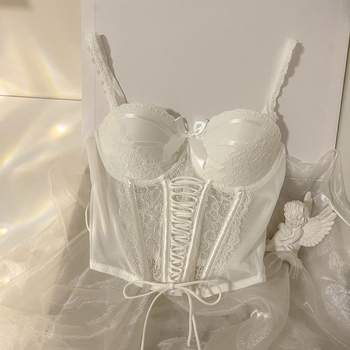 Дантелена камизол с рибена кост, средно оформени чашки, подвижни двойни презрамки, двойно гърбово закопчаване