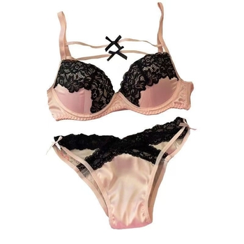 Комплект сутиени от памук: материя - памук; подплата - полиестер; чашки - тънки формовани; презрамки - дантелени за връзване; гръб - двойна редица катарами; функция - събиране