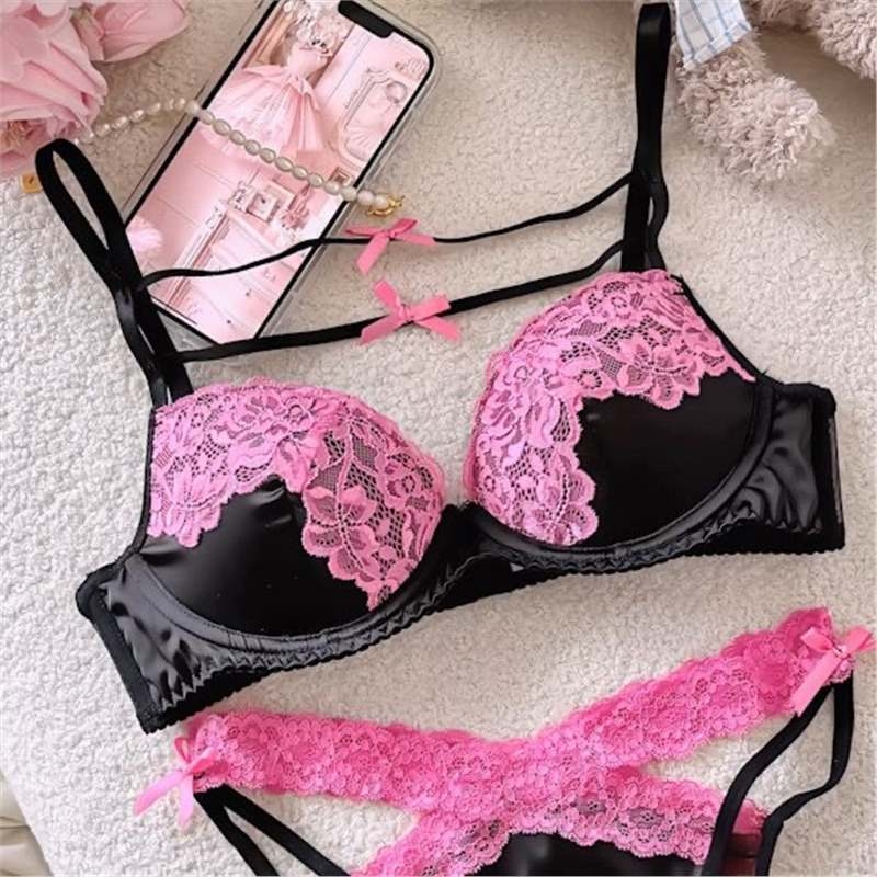 Комплект сутиени от памук: материя - памук; подплата - полиестер; чашки - тънки формовани; презрамки - дантелени за връзване; гръб - двойна редица катарами; функция - събиране