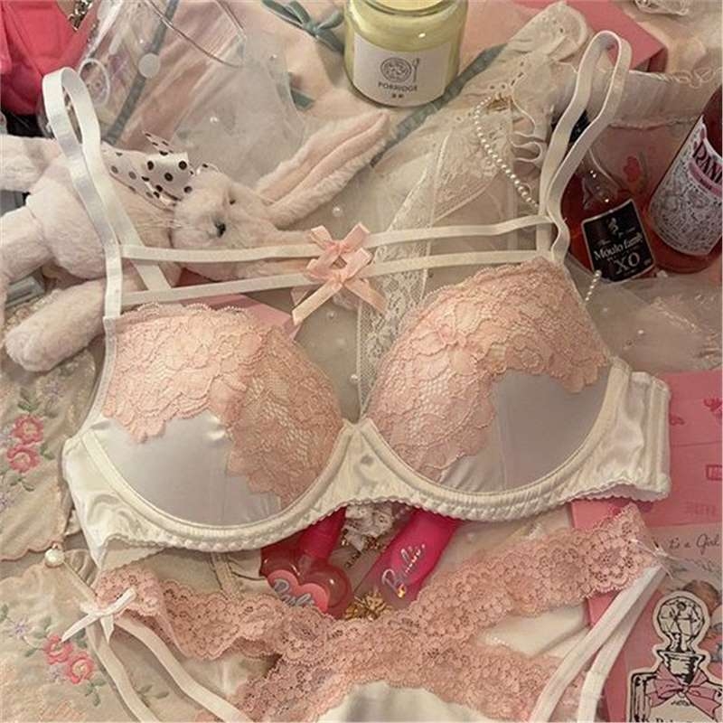 Комплект сутиени от памук: материя - памук; подплата - полиестер; чашки - тънки формовани; презрамки - дантелени за връзване; гръб - двойна редица катарами; функция - събиране