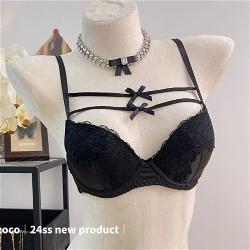 Комплект сутиени от памук: материя - памук; подплата - полиестер; чашки - тънки формовани; презрамки - дантелени за връзване; гръб - двойна редица катарами; функция - събиране