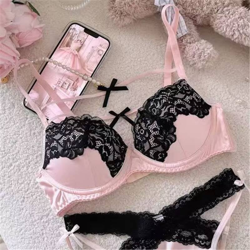 Комплект сутиени от памук: материя - памук; подплата - полиестер; чашки - тънки формовани; презрамки - дантелени за връзване; гръб - двойна редица катарами; функция - събиране