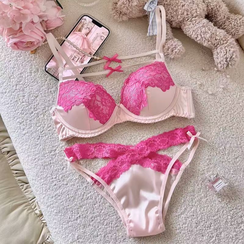 Комплект сутиени от памук: материя - памук; подплата - полиестер; чашки - тънки формовани; презрамки - дантелени за връзване; гръб - двойна редица катарами; функция - събиране