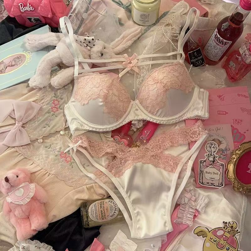 Комплект сутиени от памук: материя - памук; подплата - полиестер; чашки - тънки формовани; презрамки - дантелени за връзване; гръб - двойна редица катарами; функция - събиране