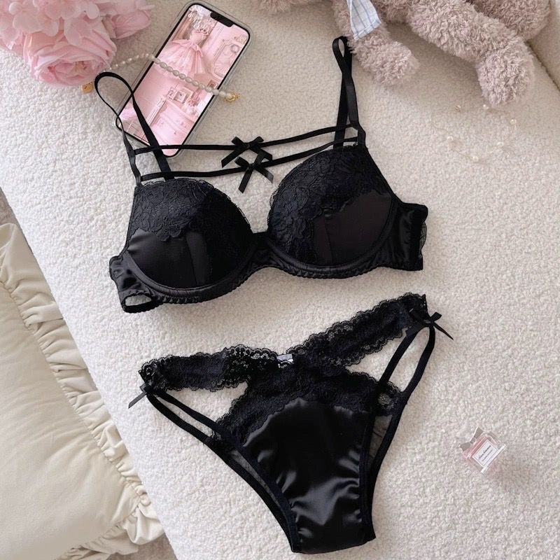 Комплект сутиени от памук: материя - памук; подплата - полиестер; чашки - тънки формовани; презрамки - дантелени за връзване; гръб - двойна редица катарами; функция - събиране