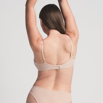 Modalinė liemenėlė su trikampio formos puodeliais, ploni formuoti puodeliai, nuimamos petnešėlės, nugaros uždarymas su trim eilių kabliukų