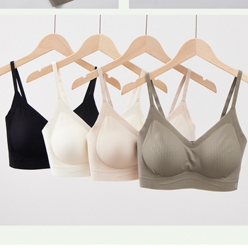 Moters 3D minkštosios atramos bešiu sportinis viršus su pusiau fiksuotomis kaušėlėmis - nailonas, 3/4 kaušelis, fiksuoti dvigubi pečių dirželiai, kvėpuojantis bešuvinis dizainas (Audinys: nailonas; Kaušelis: 3/4; Dirželiai: fiksuoti dvigubi; Kvėpuojantis b