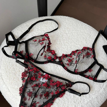 Комплект сутиени с поддържаща тел, чашка 3/4, тънки оформени чашки, фиксирани презрамки, заден двоен катарама