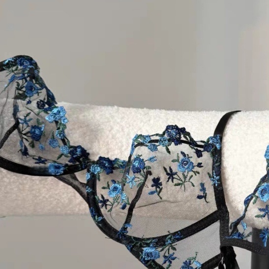 Комплект сутиени с поддържаща тел, чашка 3/4, тънки оформени чашки, фиксирани презрамки, заден двоен катарама