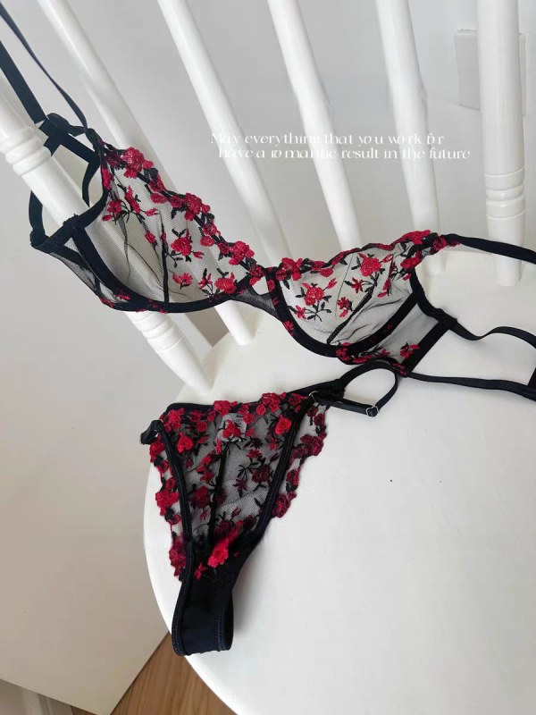 Комплект сутиени с поддържаща тел, чашка 3/4, тънки оформени чашки, фиксирани презрамки, заден двоен катарама