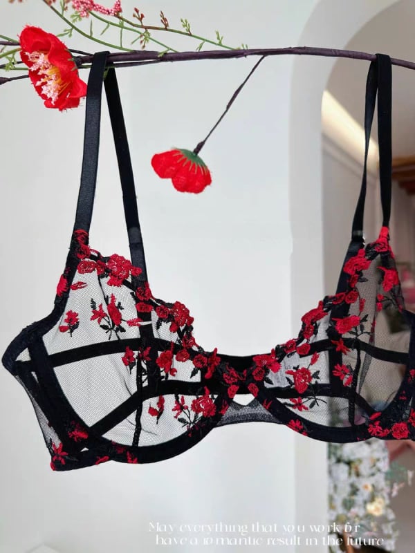 Комплект сутиени с поддържаща тел, чашка 3/4, тънки оформени чашки, фиксирани презрамки, заден двоен катарама