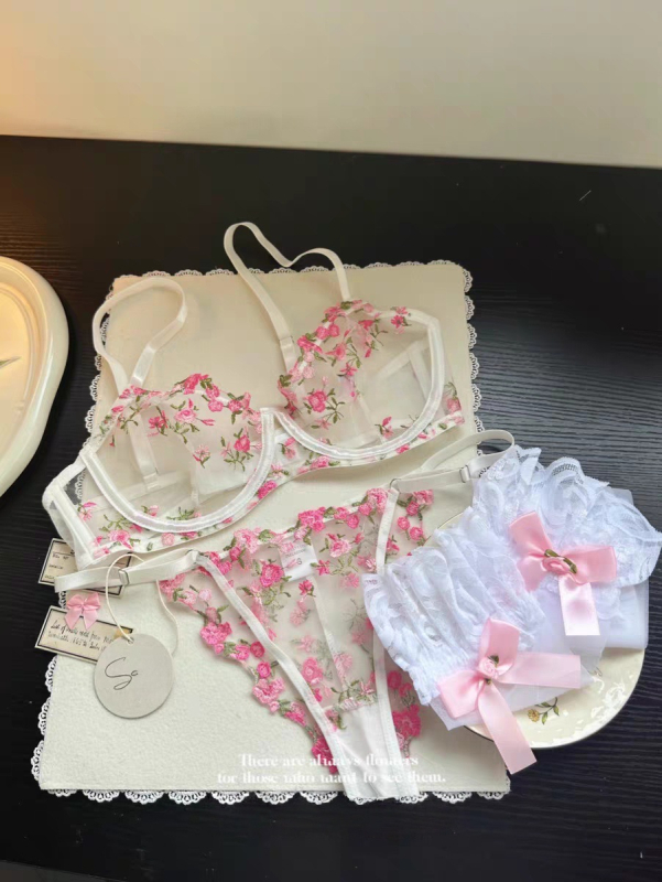 Комплект сутиени с поддържаща тел, чашка 3/4, тънки оформени чашки, фиксирани презрамки, заден двоен катарама