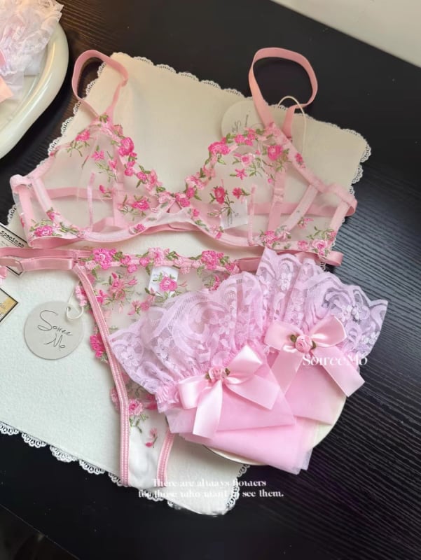 Комплект сутиени с поддържаща тел, чашка 3/4, тънки оформени чашки, фиксирани презрамки, заден двоен катарама