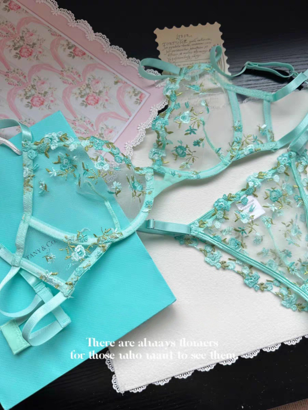 Комплект сутиени с поддържаща тел, чашка 3/4, тънки оформени чашки, фиксирани презрамки, заден двоен катарама