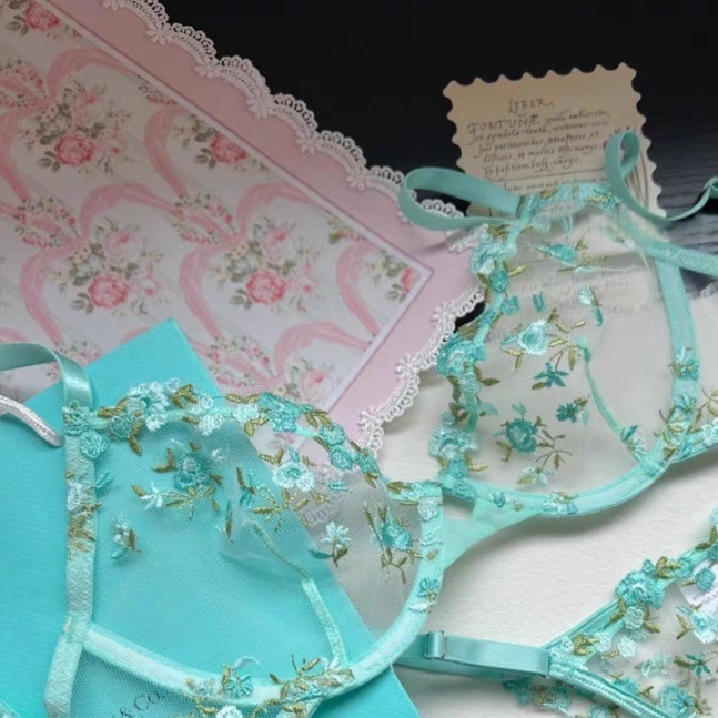 Комплект сутиени с поддържаща тел, чашка 3/4, тънки оформени чашки, фиксирани презрамки, заден двоен катарама