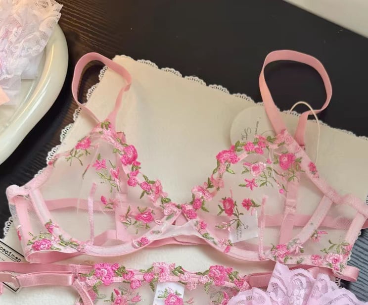 Комплект сутиени с поддържаща тел, чашка 3/4, тънки оформени чашки, фиксирани презрамки, заден двоен катарама