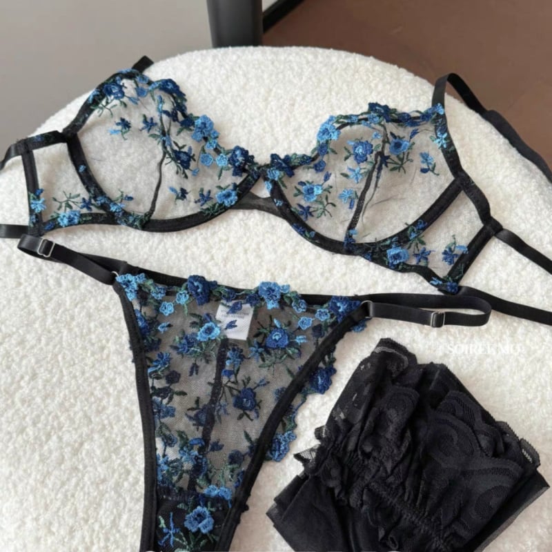 Комплект сутиени с поддържаща тел, чашка 3/4, тънки оформени чашки, фиксирани презрамки, заден двоен катарама
