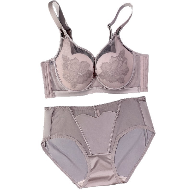 Сутиен сет с дантела, 3/4 чашка, тънки формовани чаши, фиксирани двойни презрамки, закопчаване с четири реда куки